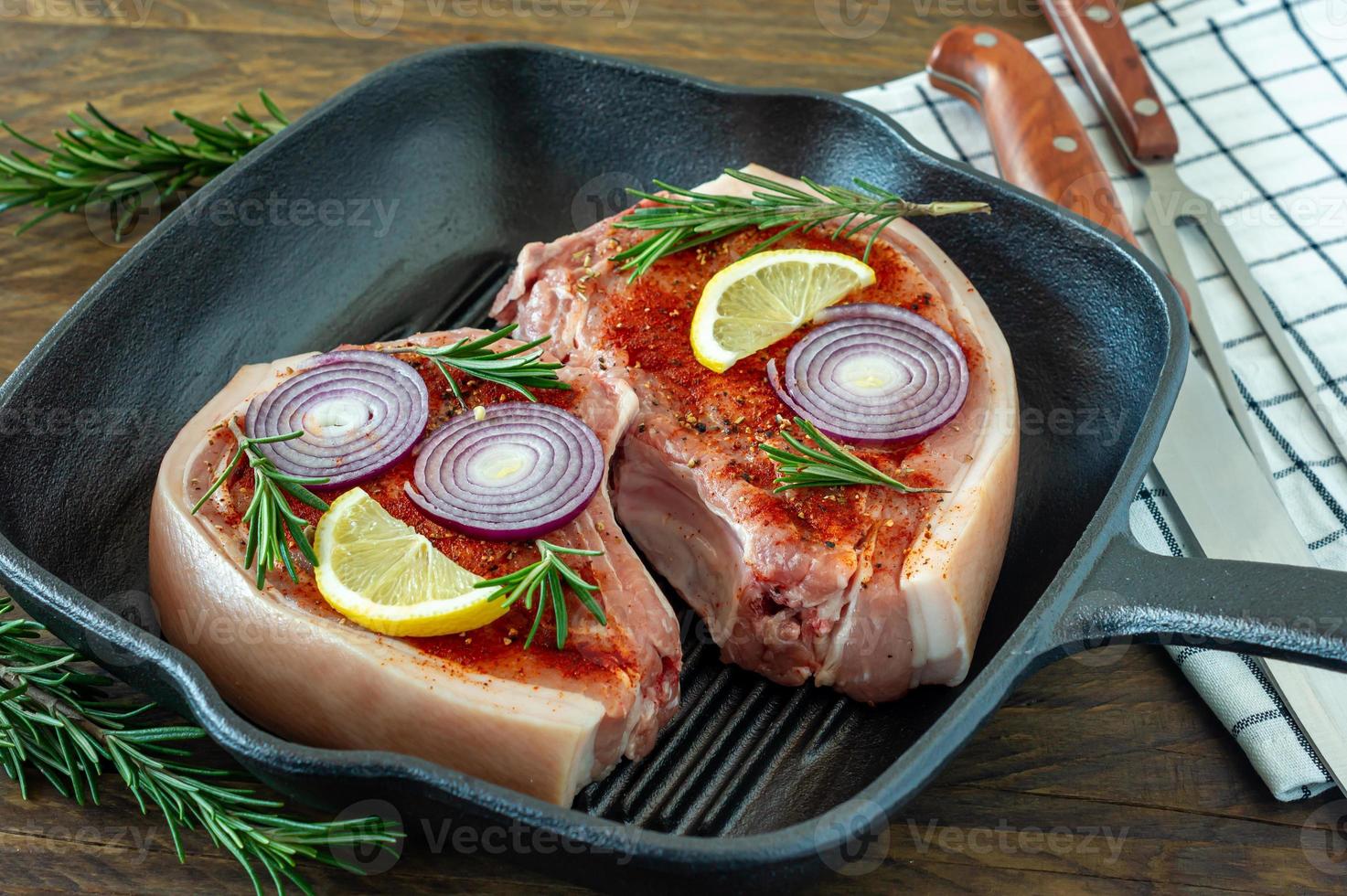 frisches saftiges rotes fleisch auf grillstift, mit gewürzen und gemüse. Restaurantessen, leckeres Gericht foto