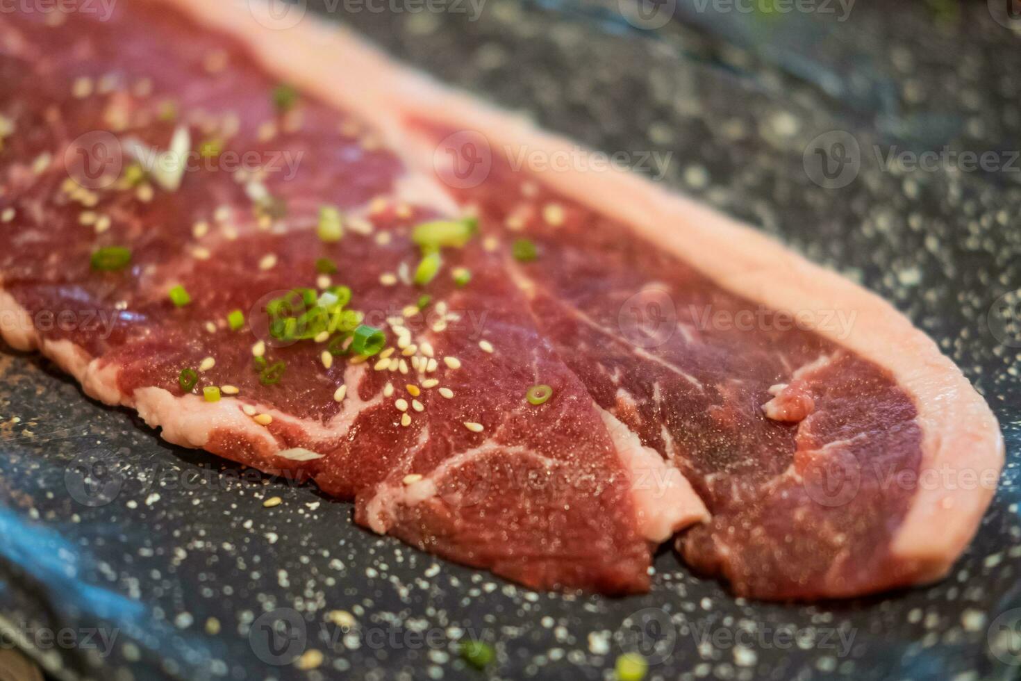 erstklassiges seltenes geschnittenes Rindfleisch, serviert für Yakiniku. foto