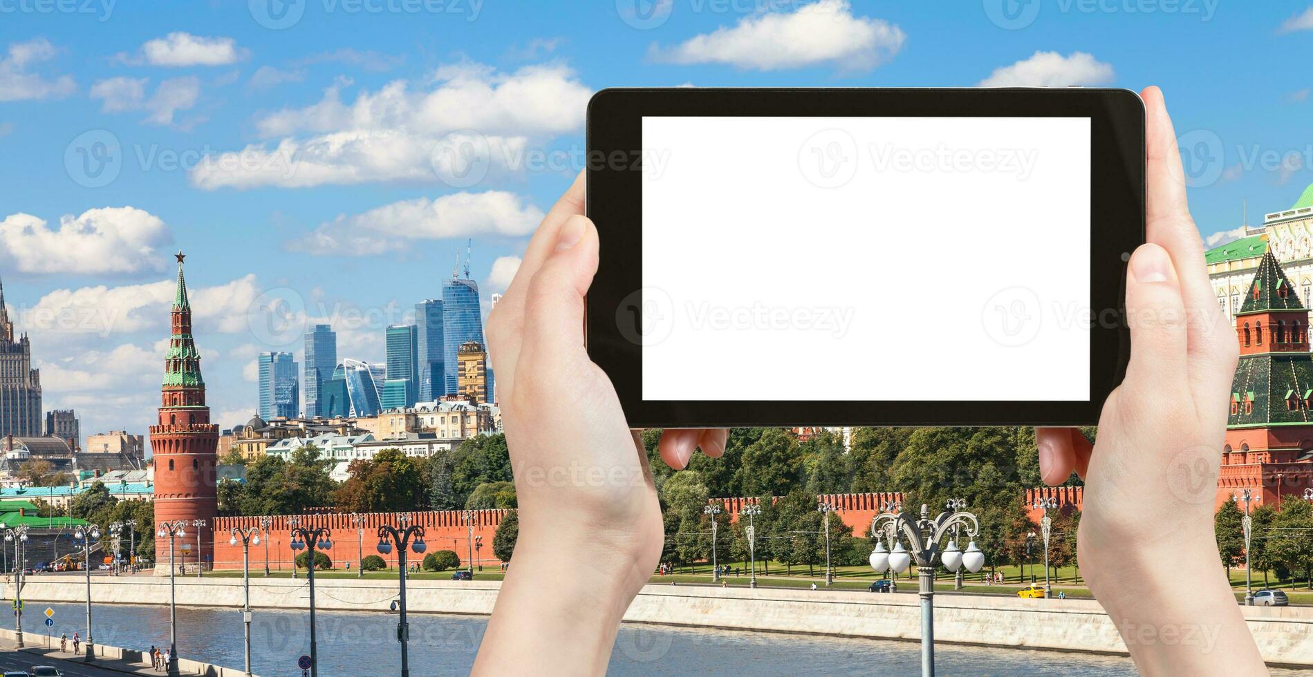 tablet-pc mit ausgeschnittenem bildschirm und moskauer skyline foto