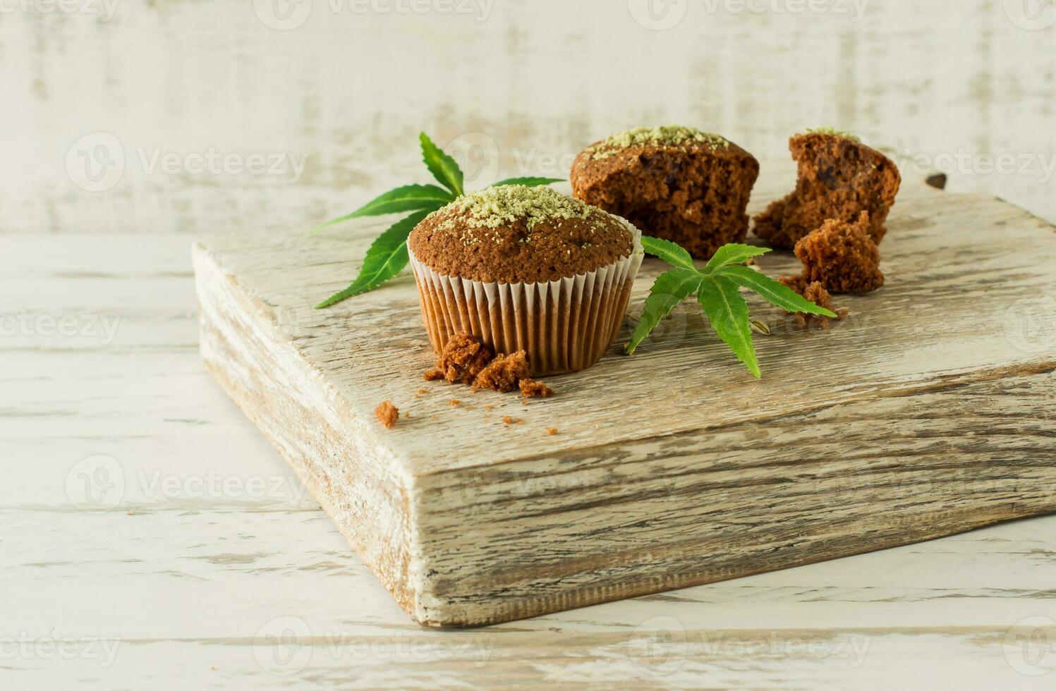 Cupcake mit Marihuana. Leckere Cupcake-Muffins mit Cannabiskraut cbd. medizinische Marihuana-Medikamente im Lebensmitteldessert, Ganja-Legalisierung. foto