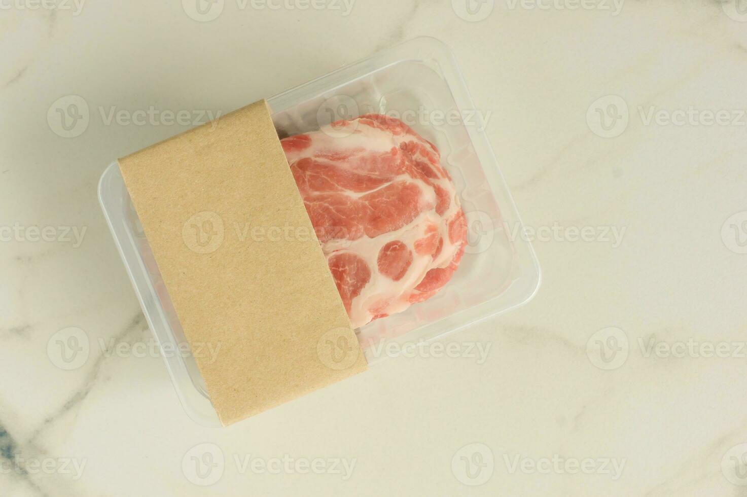 Rohe Schweinesteaks vakuumverpackt auf Marmorhintergrund, Draufsicht, Mockup für Designer. foto