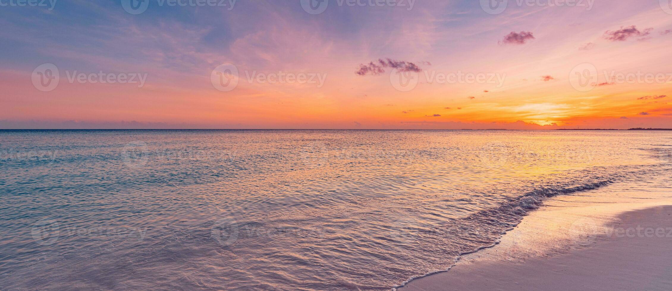 Nahaufnahme Meer Sandstrand. Panorama Strandlandschaft. inspirieren tropischen Strand Meerblick Horizont. orange und golden sonnenuntergang himmel ruhe ruhige entspannende sonnenlicht sommerstimmung. urlaub reisen urlaub banner foto