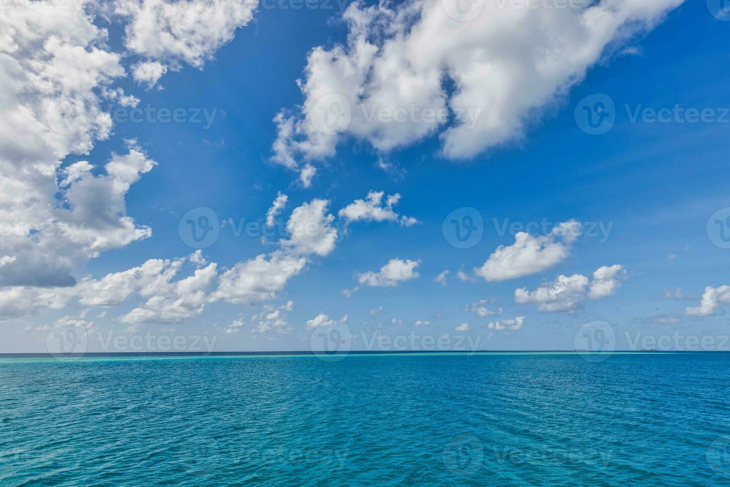 perfekter Himmel und Ozean. endlose seelandschaft, freiheitsökologie-naturkonzept. blaues Meerwasser. natürlicher hintergrund der ozeanoberfläche auf blauem himmel. tropische Küste, Horizont, idyllische Skyline, ruhige Himmelslandschaft foto