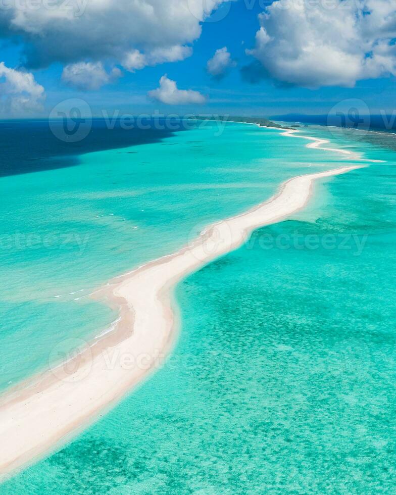 schöne luftaufnahme von malediven und tropischem strand. reise- und urlaubskonzept. Malerischer Blick auf die exotische Sandbank mit Ozeanlagune, Korallenriff. luxusurlaubsziel, vertikales banner des tourismus foto