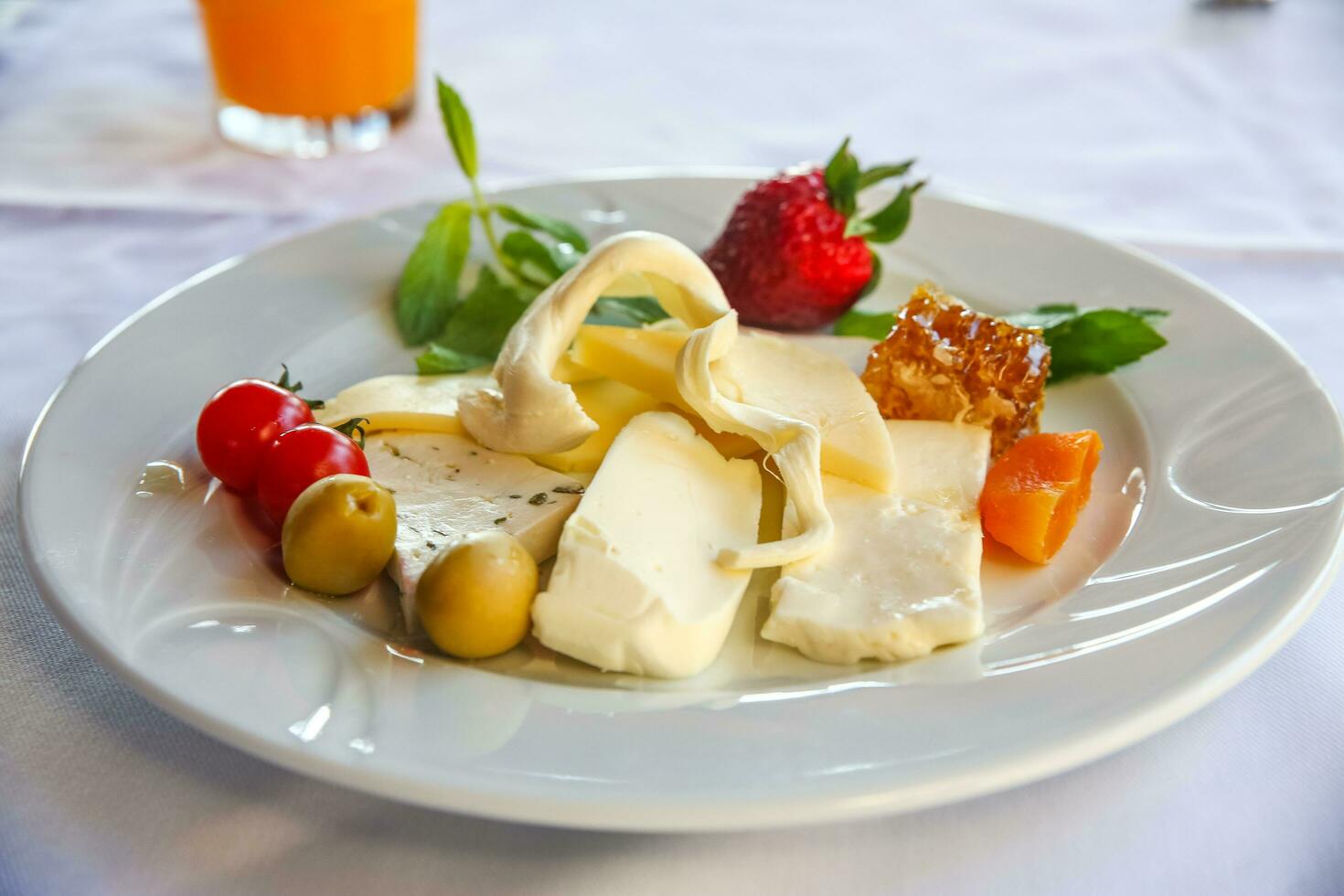 Käse auf dem Teller und weißem Hintergrund foto