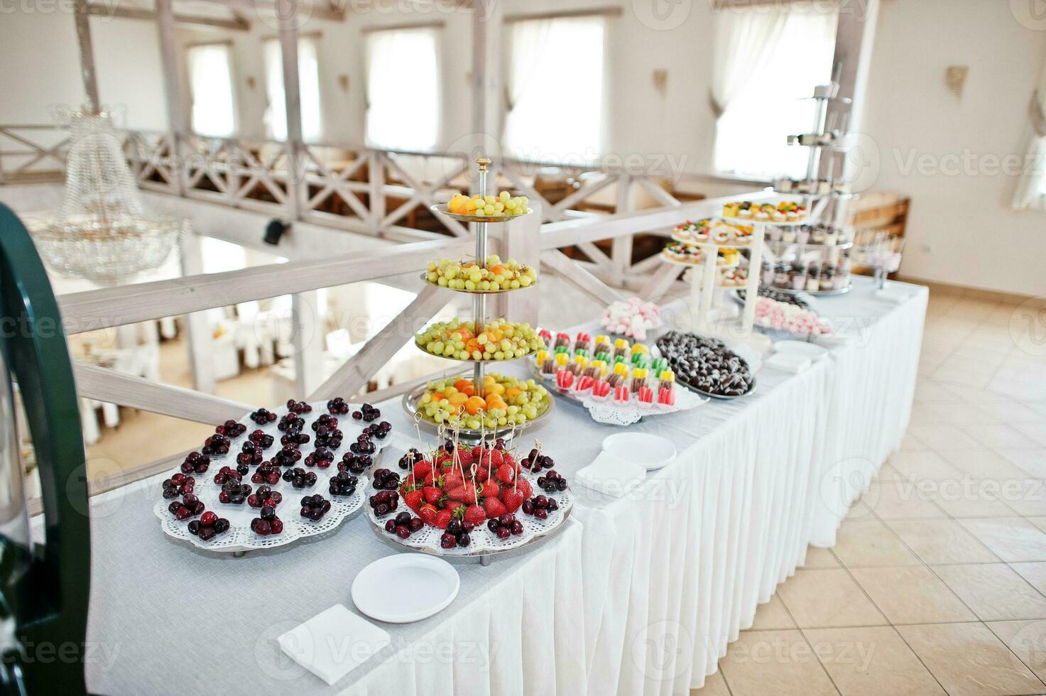 schöne Hochzeit Schokoriegel mit Süßigkeiten, Obst und Essen. Hochzeitstisch foto