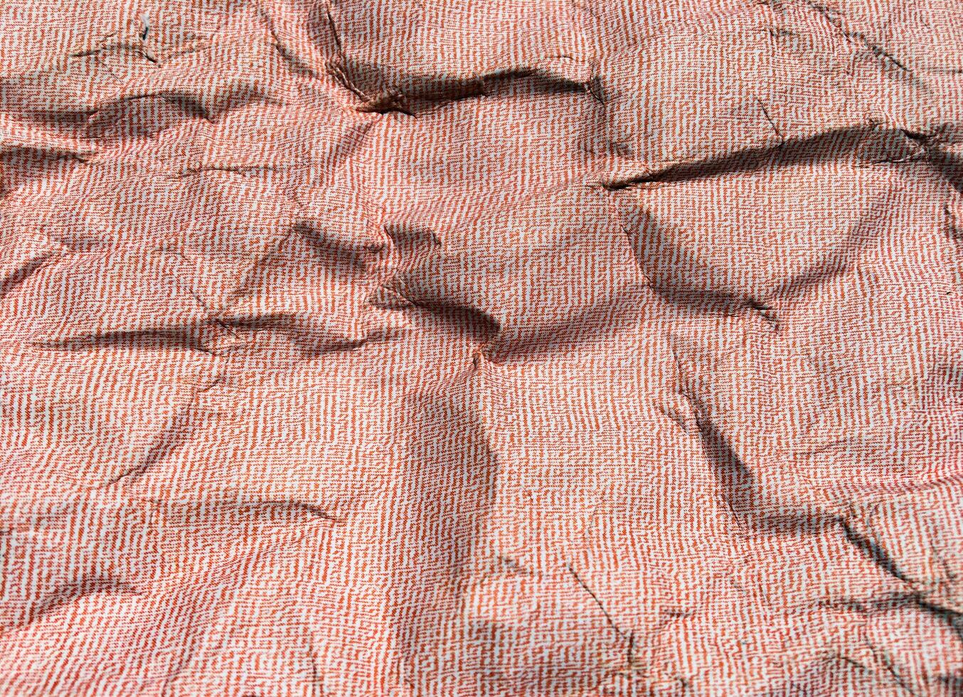 schönes muster des roten zerknitterten papierbeschaffenheitshintergrundes. foto