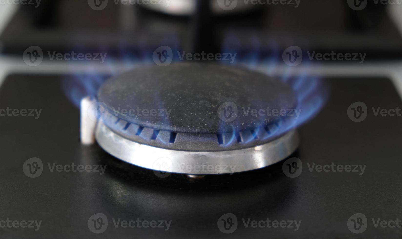 Nahaufnahme blaue Feuerflammen auf einem Gasbrenner in der Küche zum Kochen. Gasflamme in einem Gaskessel foto