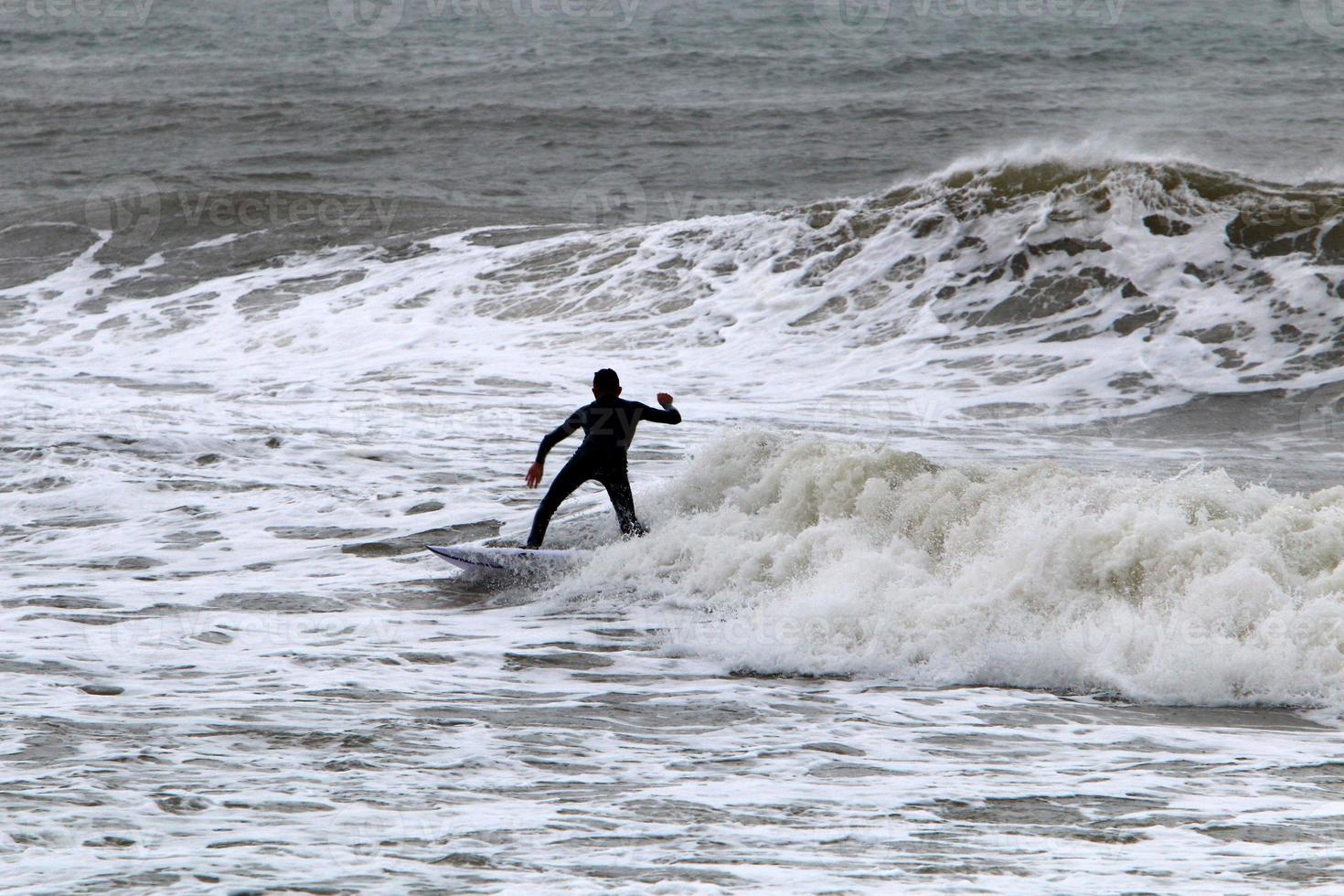 surfen auf hohen wellen am mittelmeer im norden israels. foto