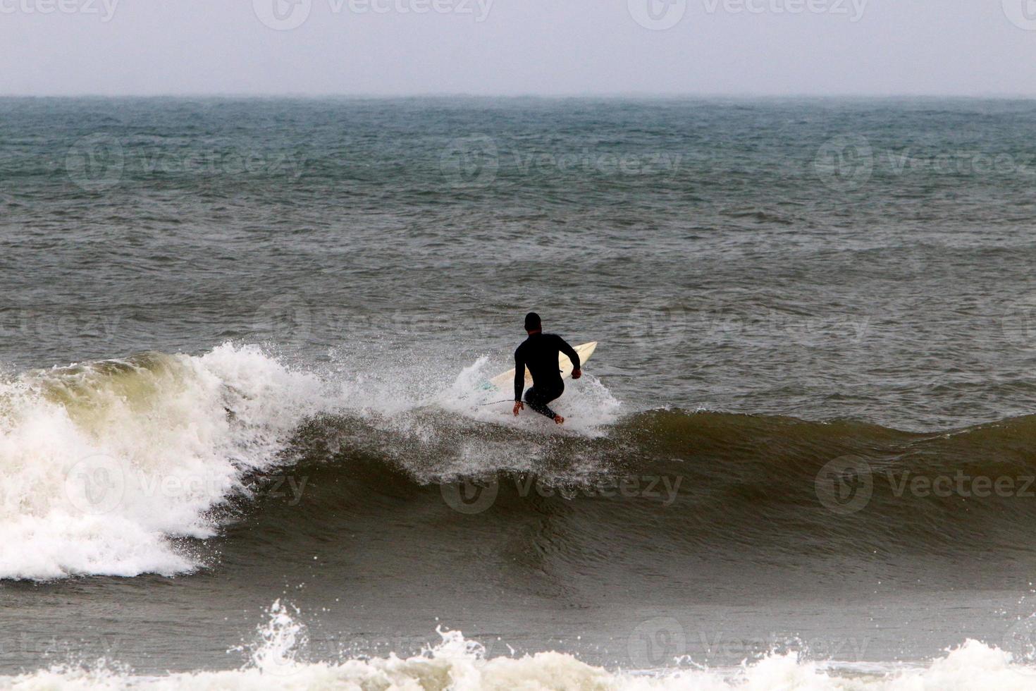 surfen auf hohen wellen am mittelmeer im norden israels. foto