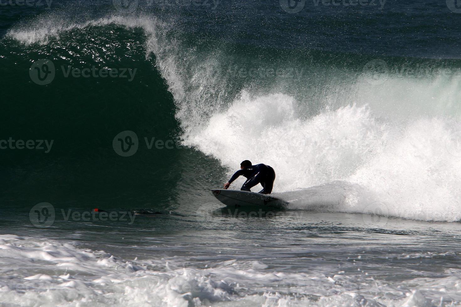 surfen auf hohen wellen am mittelmeer im norden israels. foto