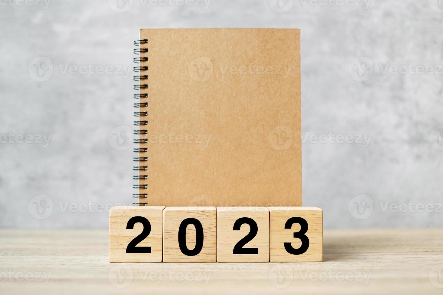 2023 Frohes neues Jahr mit leerem Notizbuch und Holznummer. countdown, lösung, ziele, plan, aktion und missionskonzept foto