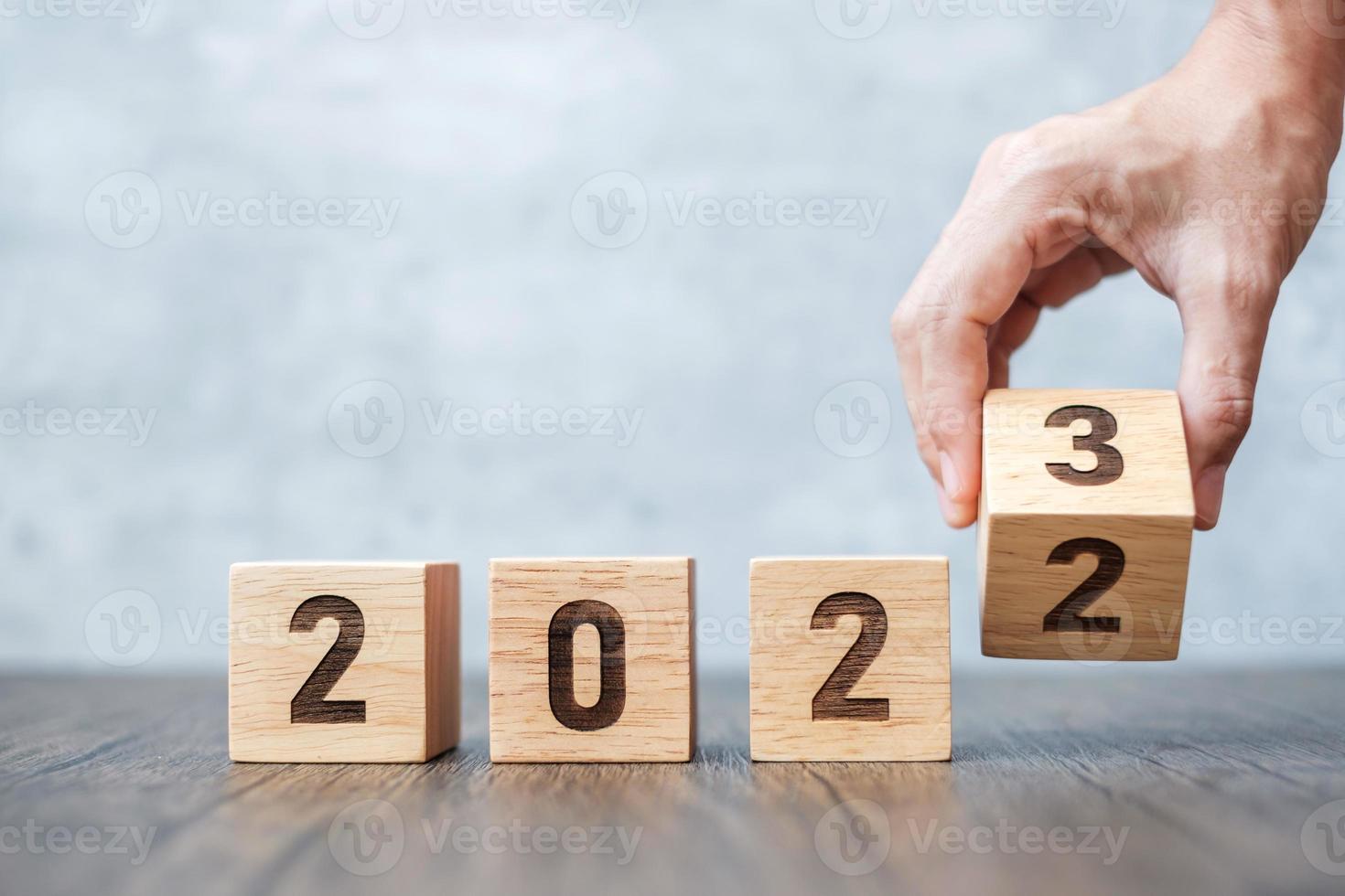 Handschlag 2022 bis 2023 Block. ziel, lösung, strategie, plan, motivation, neustart, prognose, änderung, countdown und neujahrsferienkonzepte foto