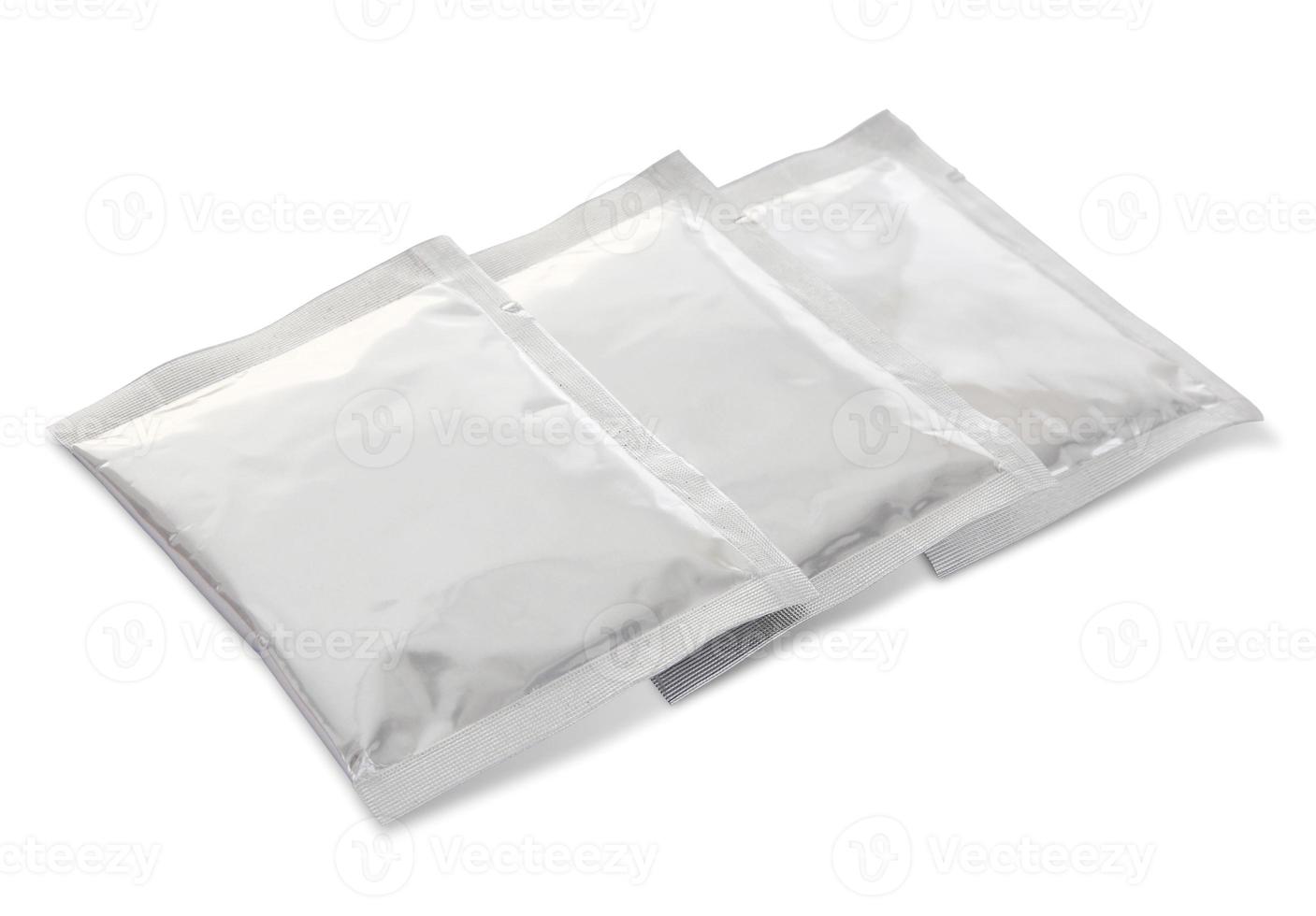 Plastikverpackungsbeutel lokalisiert auf Weiß mit Beschneidungspfad foto