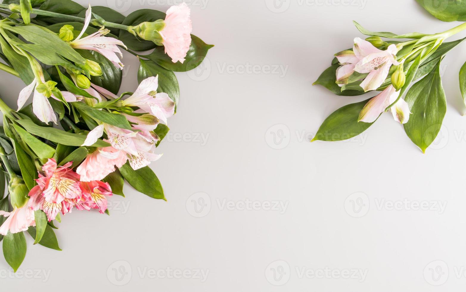 frühlingsblumenhintergrund mit kopienraum für ihren text. schöner Blumenstrauß, Pastell. foto
