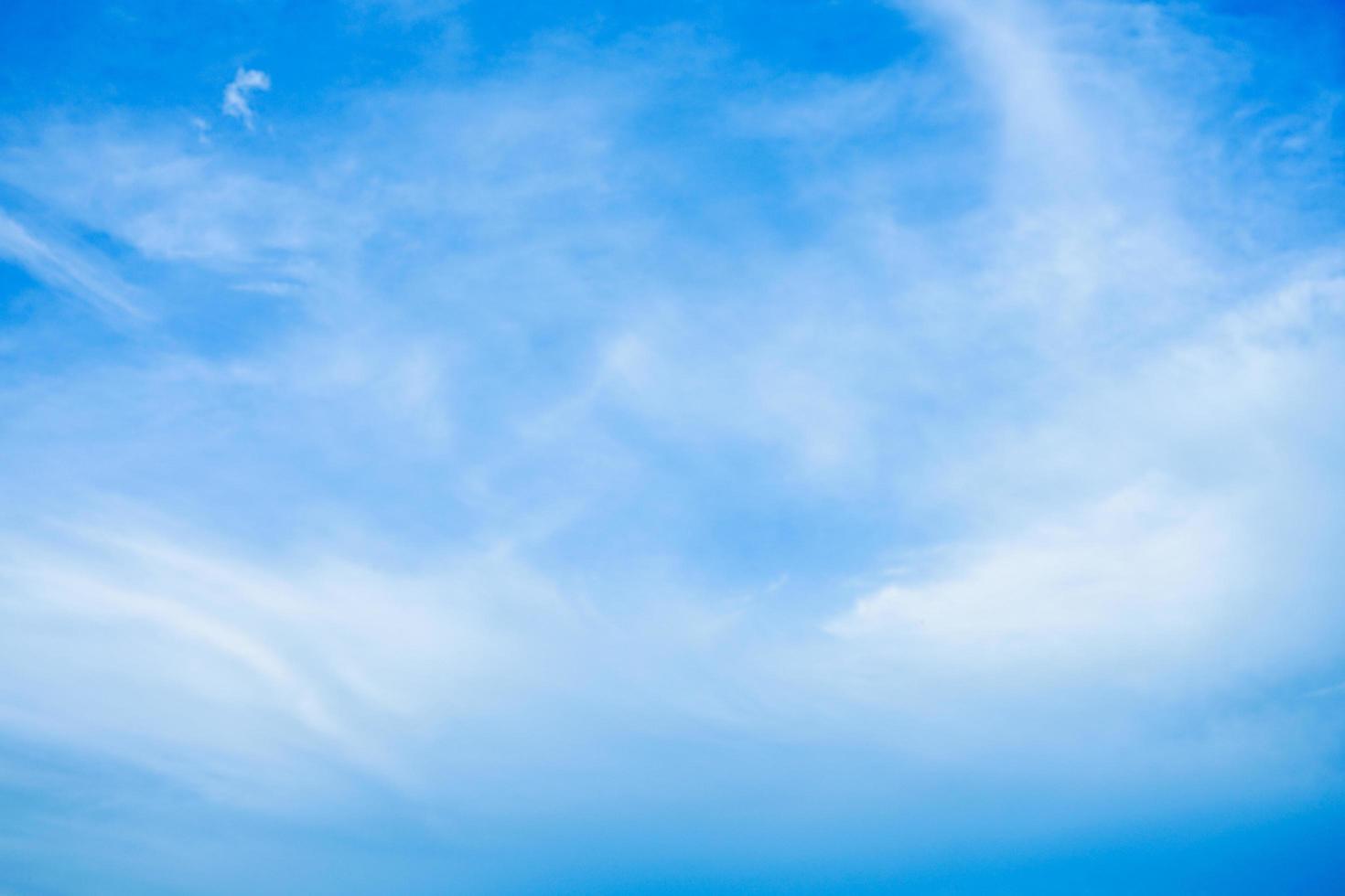 Tapete aus weißen Wolken am blauen Himmel mit Kopierraum für Bannerhintergrund foto