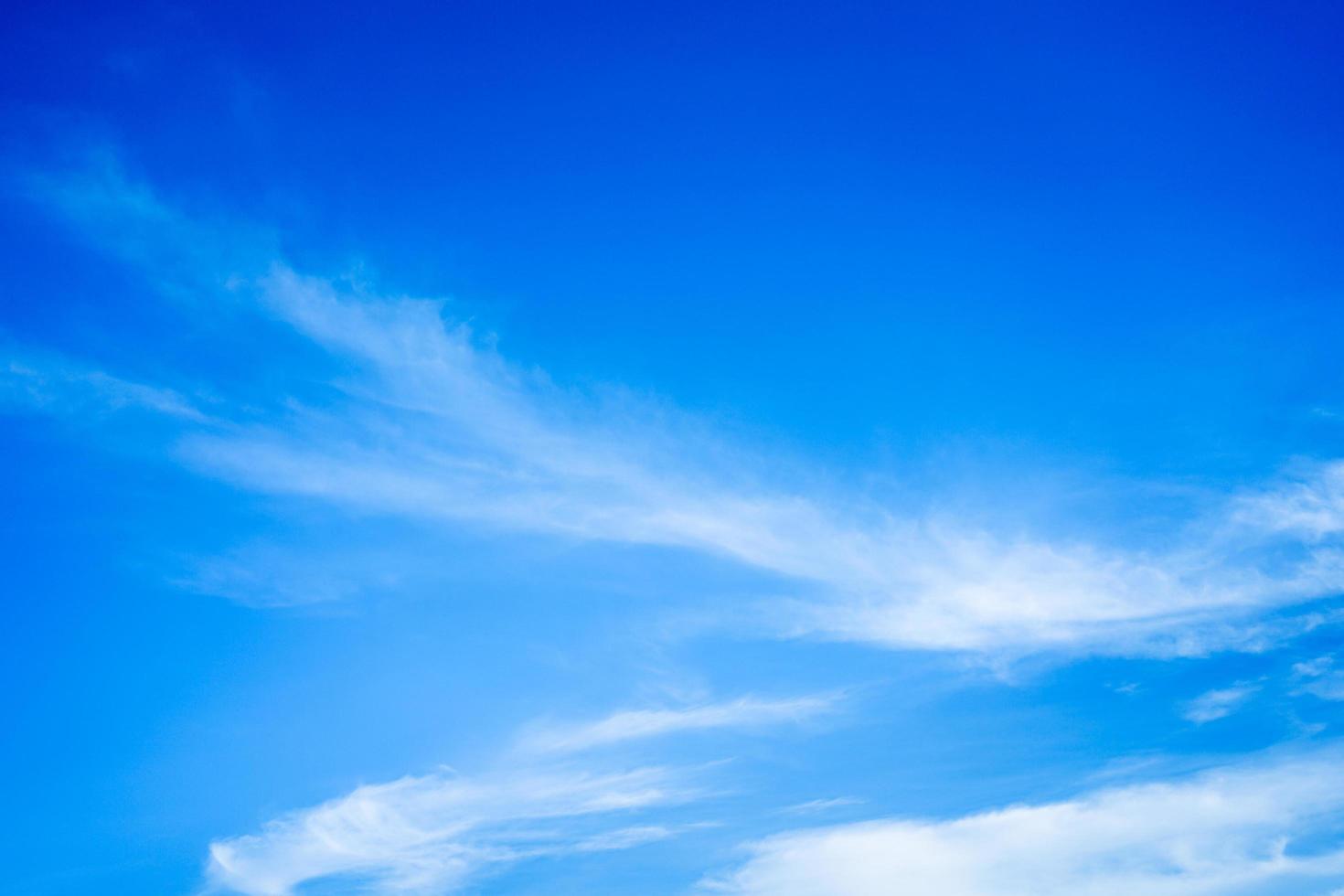 schöne weiße wolken am blauen himmel mit kopienraum für banner- oder tapetenhintergrund. Freiheitskonzept foto