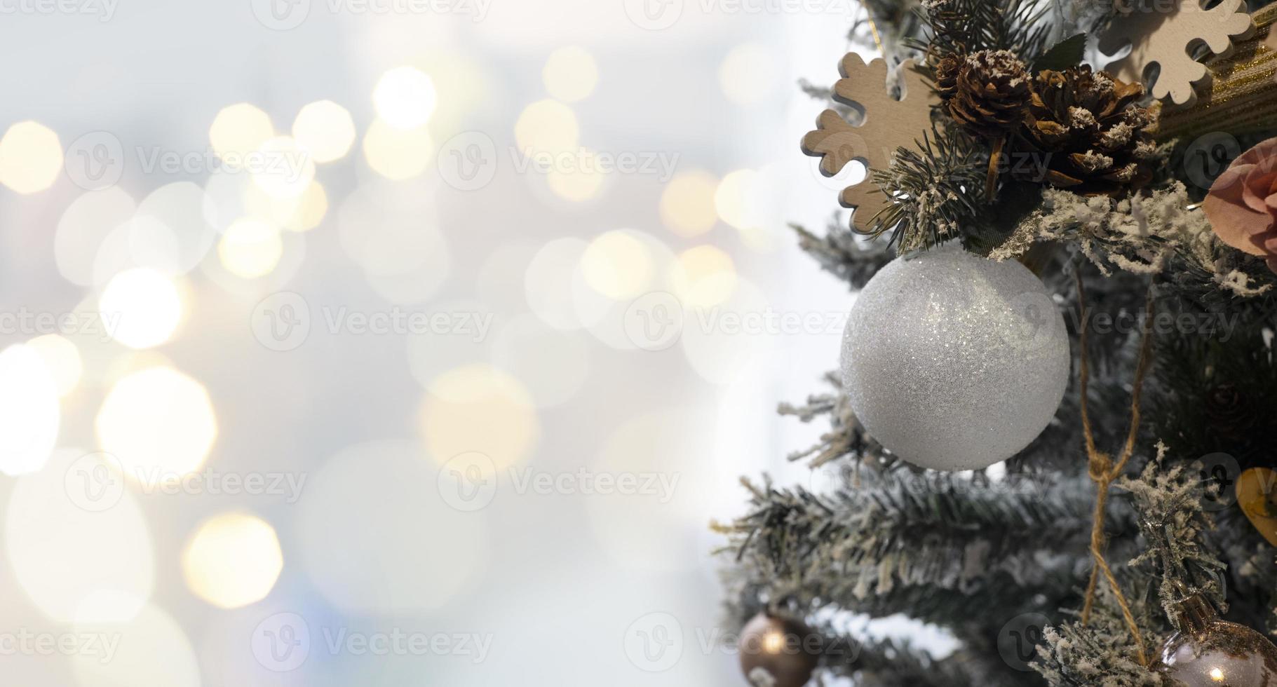 Schneeball am Weihnachtsbaum mit Bokeh-Hintergrund. foto