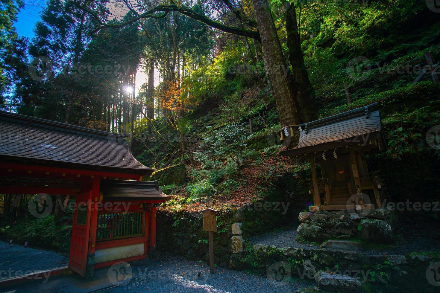 kibune-schrein okumiya auf dem berg kurama im herbst, kyoto-präfektur, kansai, japan foto