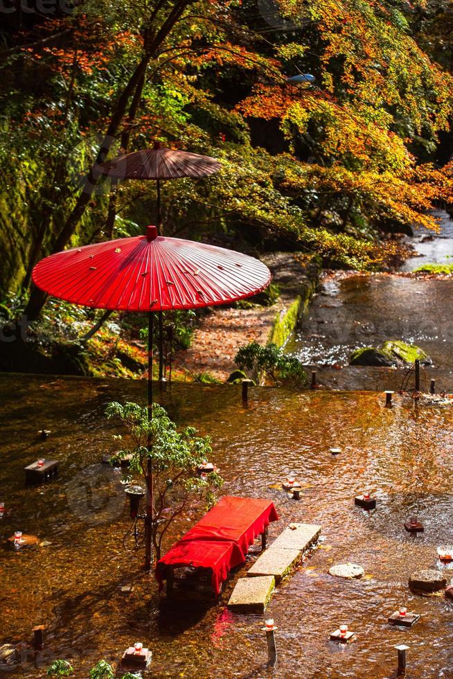 herbstszene in kibune auf dem berg kurama, präfektur kyoto, kansai, japan foto