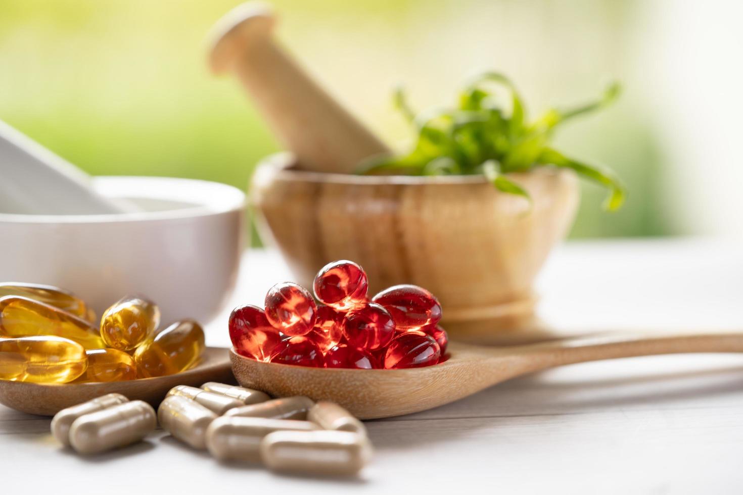 alternative Medizin pflanzliche Bio-Kapsel mit Vitamin E Omega 3 Fischöl, Mineralstoff, Medikament mit Kräuterblatt natürliche Nahrungsergänzungsmittel für ein gesundes und gutes Leben. foto