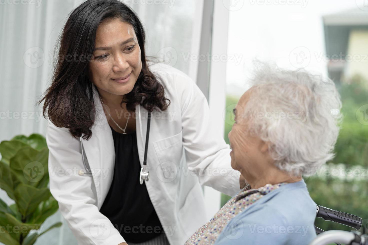 Hilfe und Pflege asiatische Senioren oder ältere Frauenpatienten, die im Rollstuhl auf der Krankenstation sitzen, gesundes, starkes medizinisches Konzept foto