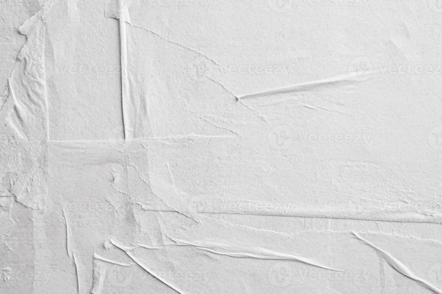 leerer weißer zerknitterter und zerknitterter papierplakatbeschaffenheitshintergrund foto