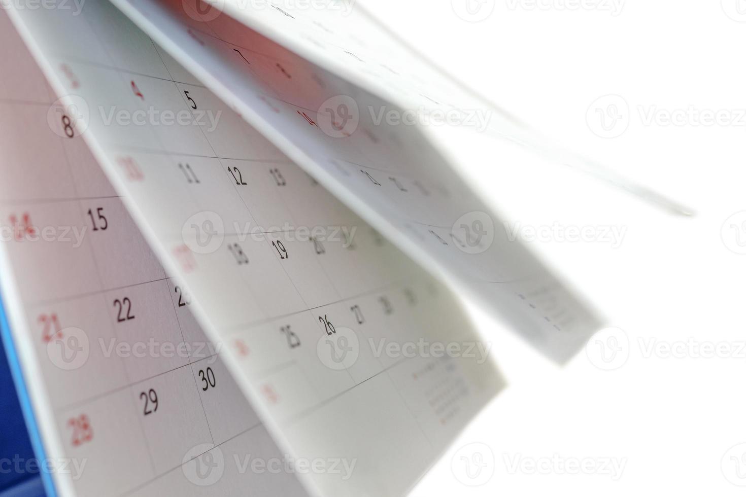 Weißbuch-Tischkalender, der das Seitenmodell einzeln auf weißem Hintergrund umblättert foto