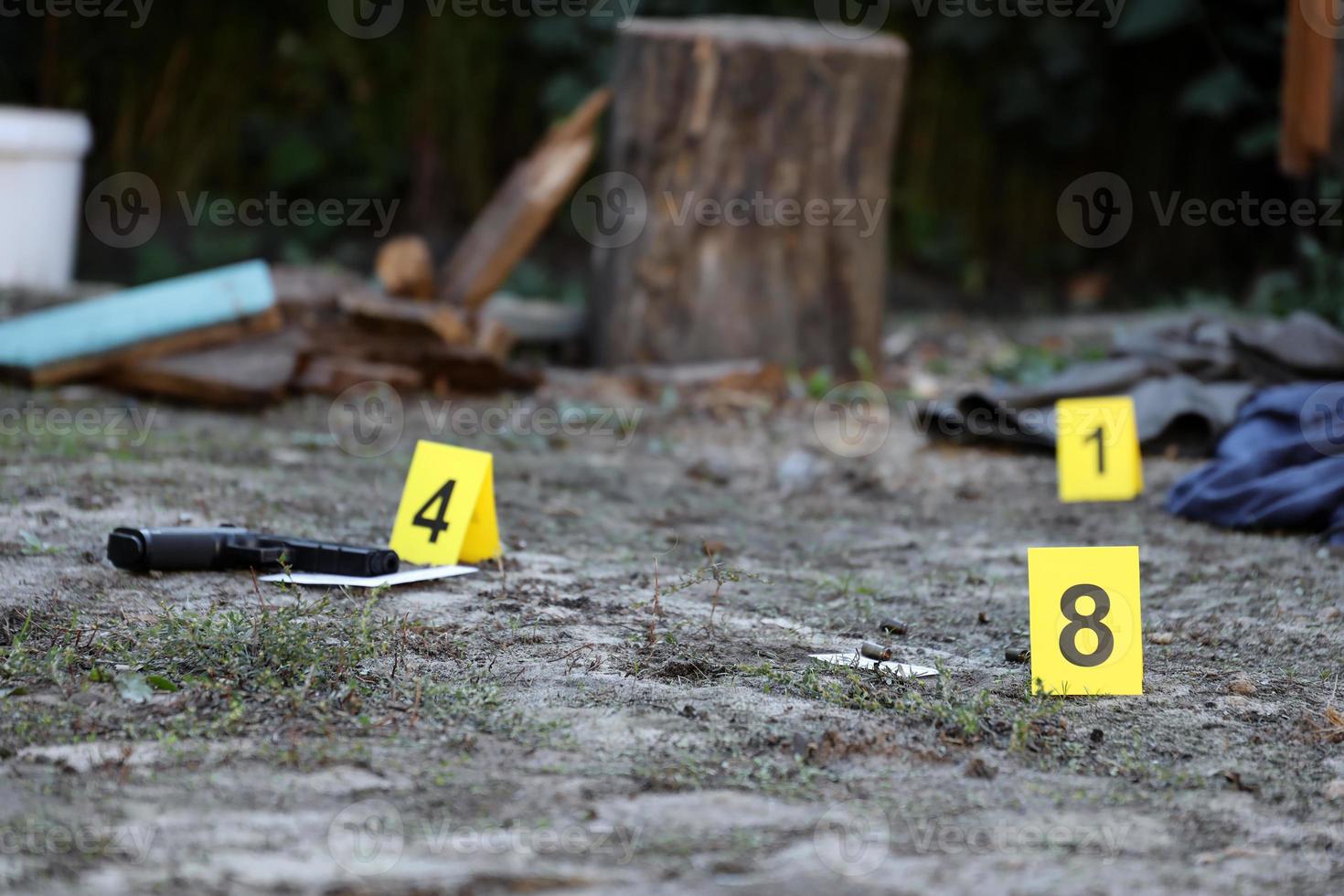 beweis mit gelbem csi-marker zur beweisnummerierung auf dem wohnhinterhof am abend. Tatortuntersuchungskonzept foto