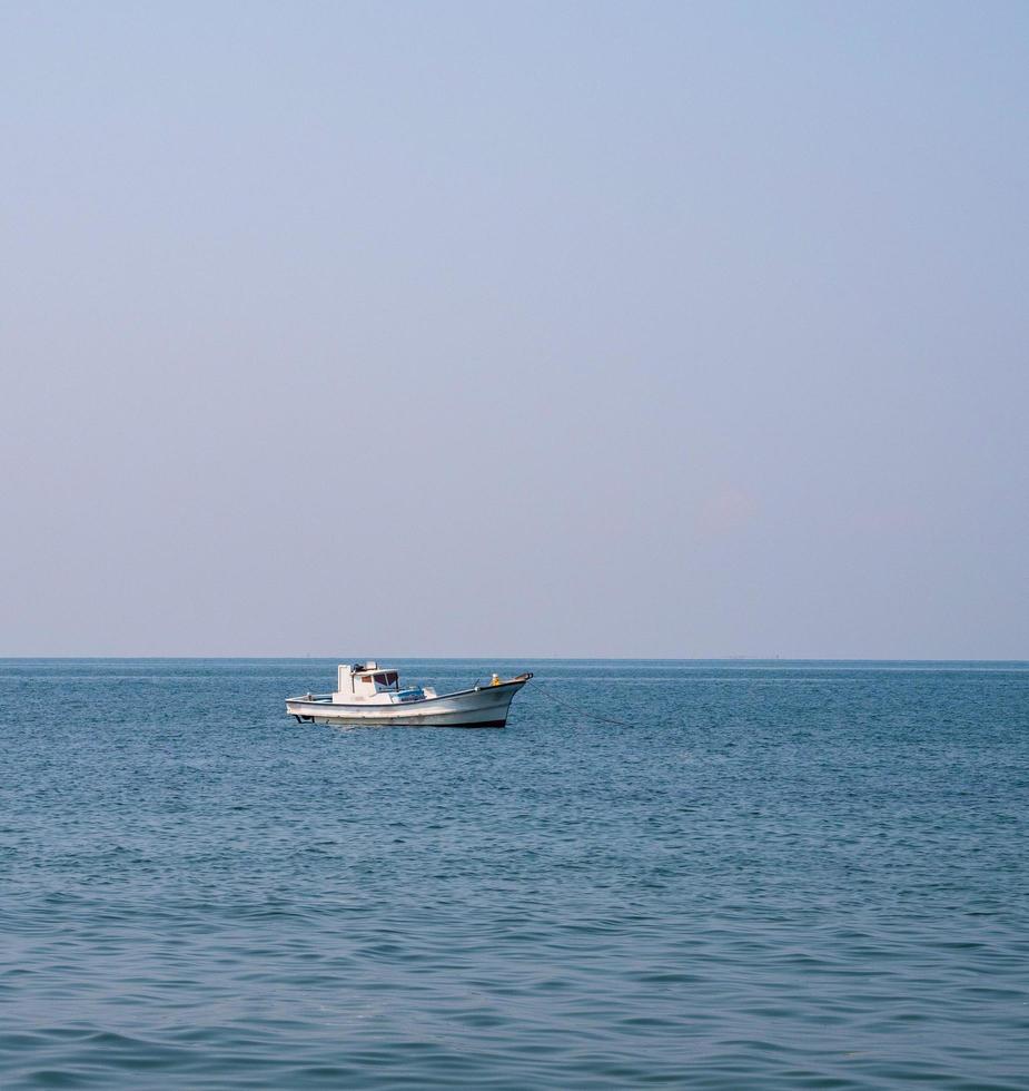 Vorderansicht suchen kleine und mittelgroße Fischerboote, wurde in der Mitte des Meeres nach dem Fischen im blauen Meer und klaren Himmel ruhigen Wind Meerwasser Bangsaen Strand Ostthailand Chonburi geparkt foto