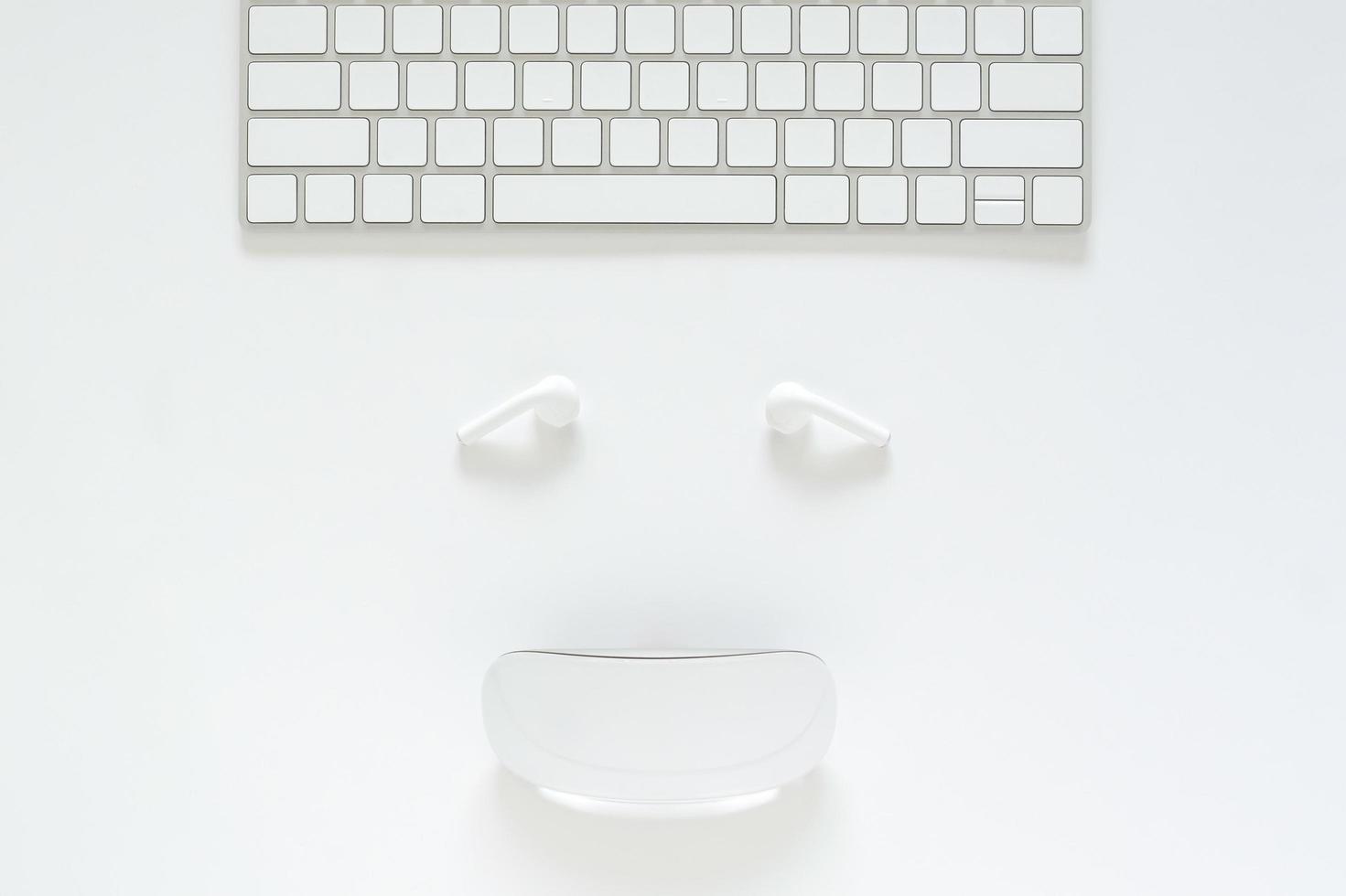 flache lage von tastatur, kopfhörer und maus als lächelndes gesicht auf weißem hintergrund für cyber montag online-verkaufskonzept. foto