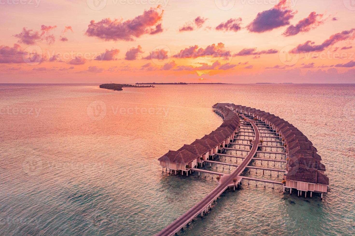 Wunderschöner Sonnenuntergang im Paradies auf den Malediven. tropische Luftlandschaft, Meereslandschaft, Wasservillen, erstaunlicher Meereshimmel, Lagunenstrand, tropische Natur. exotisches tourismusziel, sommerlufturlaub, drohnenansicht. foto