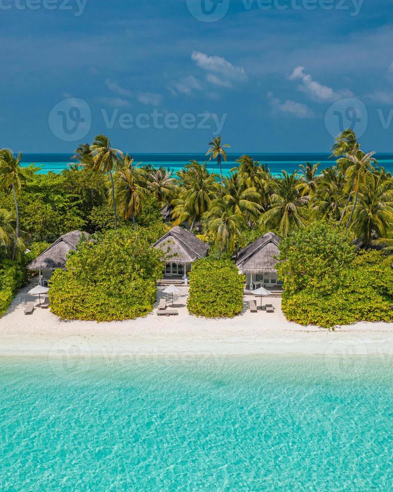 Malediven Luftinsellandschaft. tropische Strandküste von Drohne. exotische Natur, Palmen über weißem Sand in der Nähe von Korallenriffen, blauem Meer, Lagune. sommer- und reiseferienkonzept. schöne Natur foto