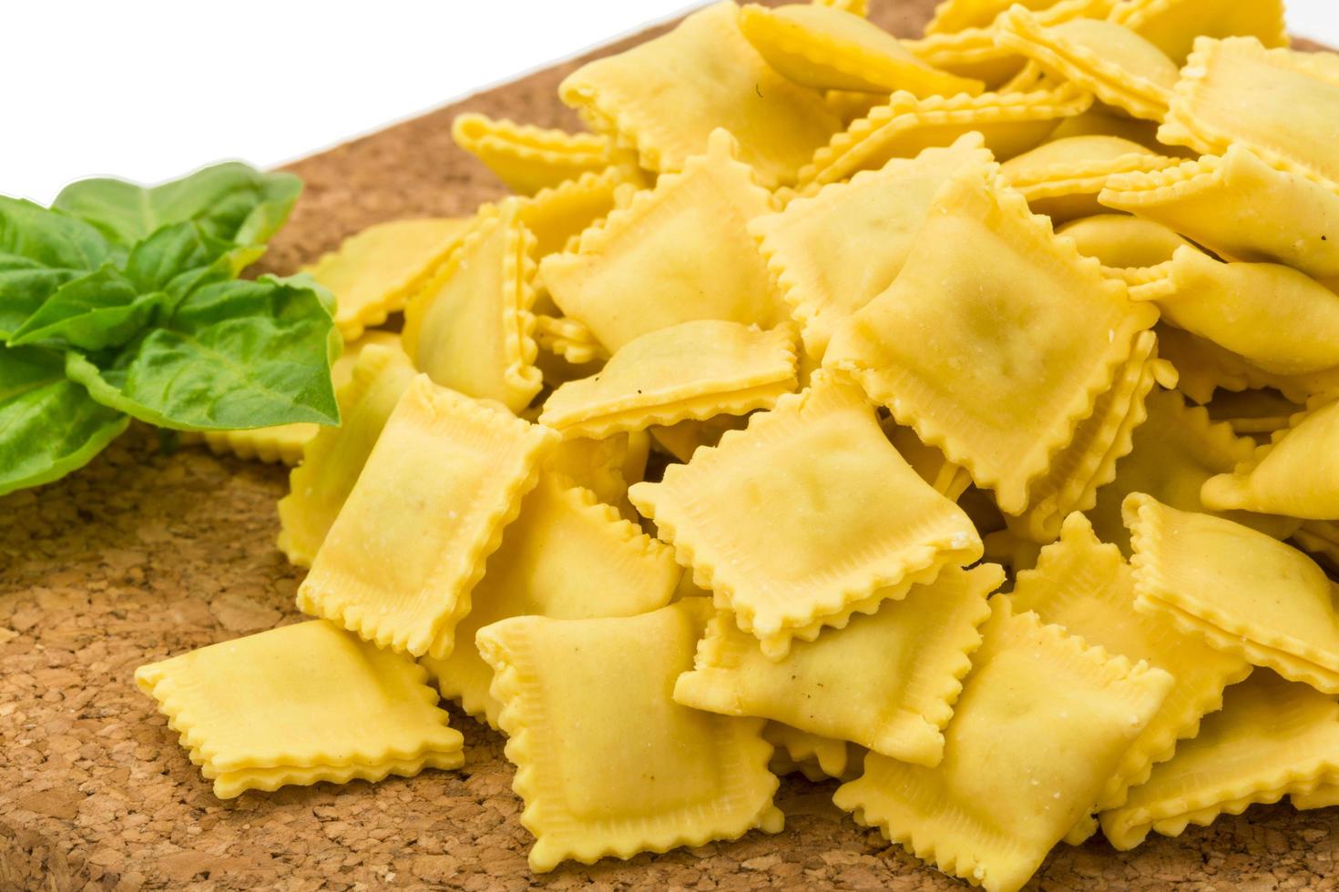 italienische Ravioli auf Weiß foto