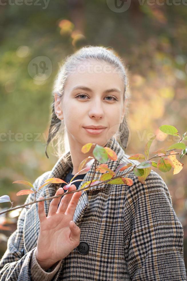 junge Frau im Wald foto