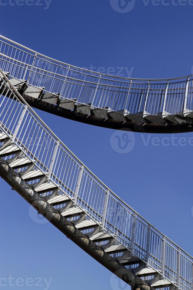 steile Treppe nach oben vor blauem Himmel foto