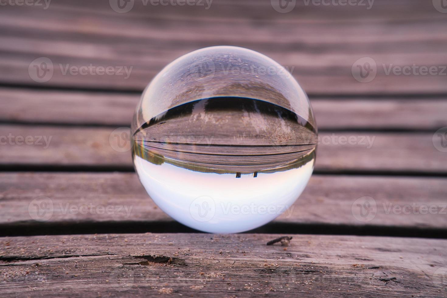 Glaskugel auf einem Holzsteg an einem schwedischen See zur Abendstunde. Natur Skandinavien foto