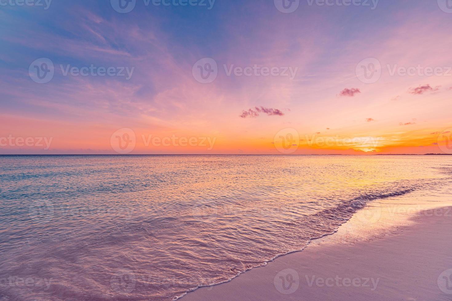 Nahaufnahme Meer Sandstrand. Panorama Strandlandschaft. inspirieren tropischen Strand Meerblick Horizont. orange und golden sonnenuntergang himmel ruhe ruhige entspannende sonnenlicht sommerstimmung. urlaub reisen urlaub banner foto