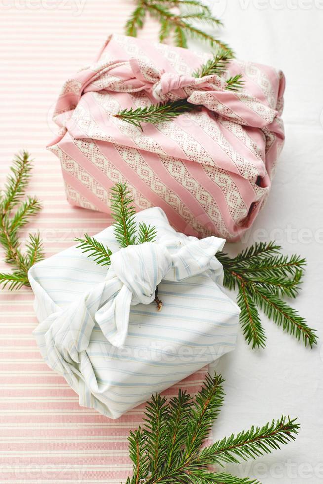 weihnachtliche umweltfreundliche geschenkverpackung im traditionellen japanischen furoshiki-stil, umweltfreundliche geschenkverpackung und null-abfall-konzept foto