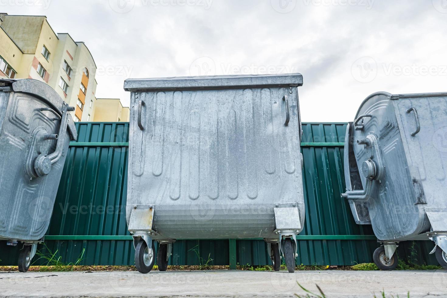 Mülleimer aus Metall für die getrennte Abfallsammlung in einem dicht besiedelten Stadtgebiet foto