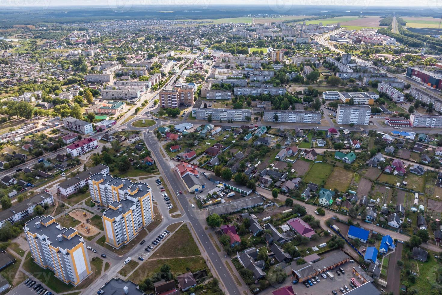 Panoramablick aus großer Höhe auf eine kleine Provinzstadt mit Privatsektor und Wohnhochhäusern foto
