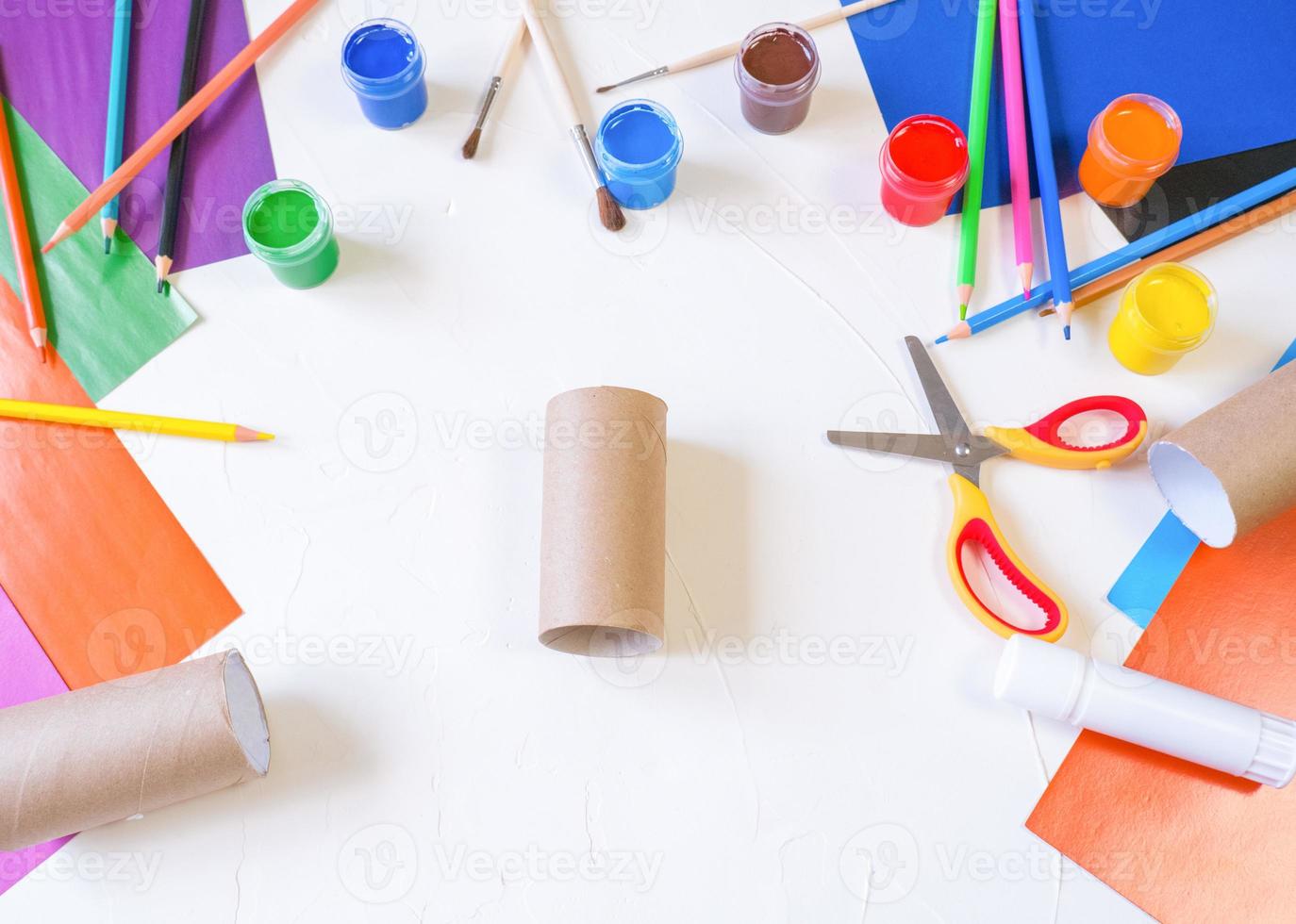 Schritt 1. DIY Papierkaninchen aus einer Rolle Toilettenpapier. einfaches handwerk für kinder auf weißem hintergrund, einfache diy-idee aus toilettenrohr, recyclingkonzept. foto