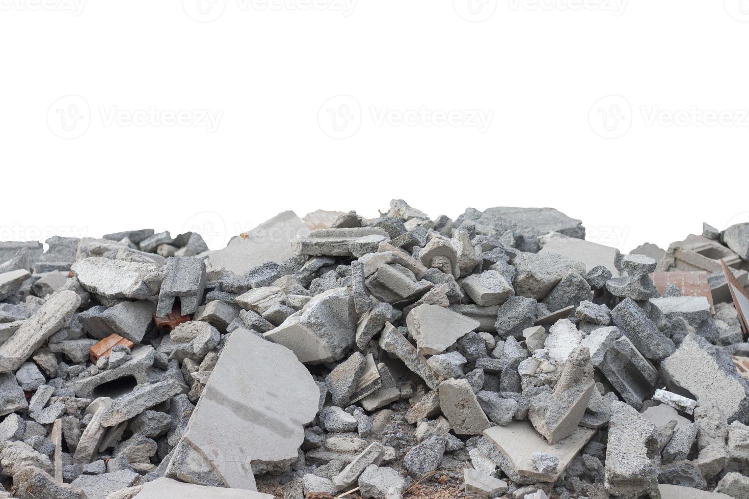 Haufen zerbrochener Betonblöcke auf der Baustelle isoliert auf weißem Hintergrund inklusive Beschneidungspfad. foto