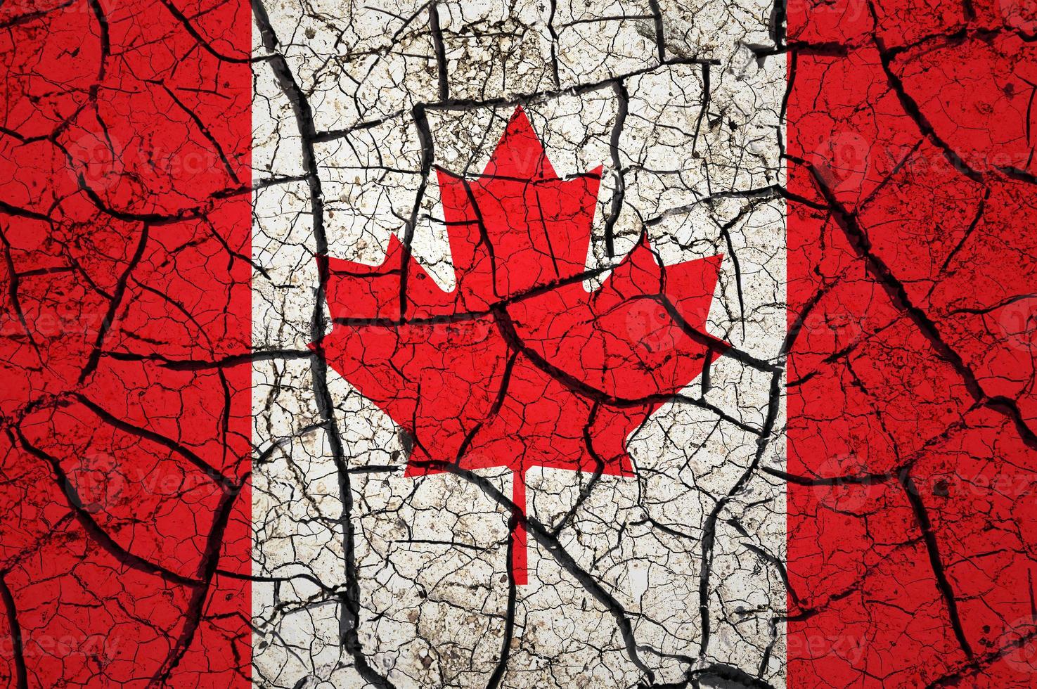 trockenes bodenmuster auf der flagge von kanada. land mit dürrekonzept. Wasserproblem. Land der trockenen, rissigen Erde. foto