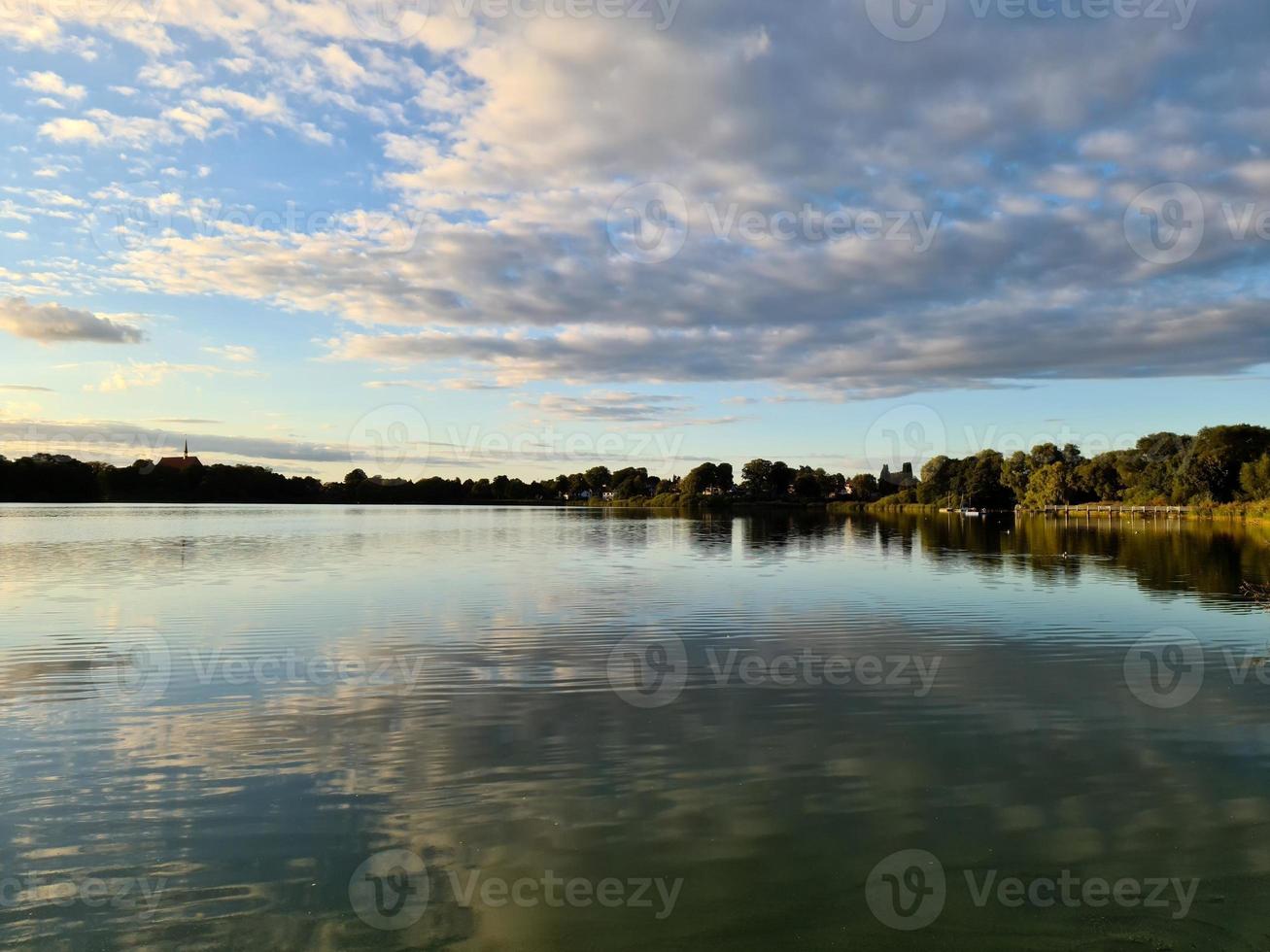 schöne Landschaft an einem See mit spiegelnder Wasseroberfläche foto