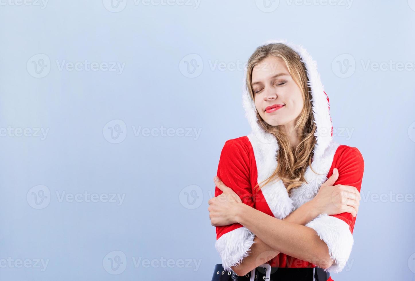 nahaufnahme der kaukasischen glücklichen frau, die weihnachtsmannkleidung trägt, lacht foto
