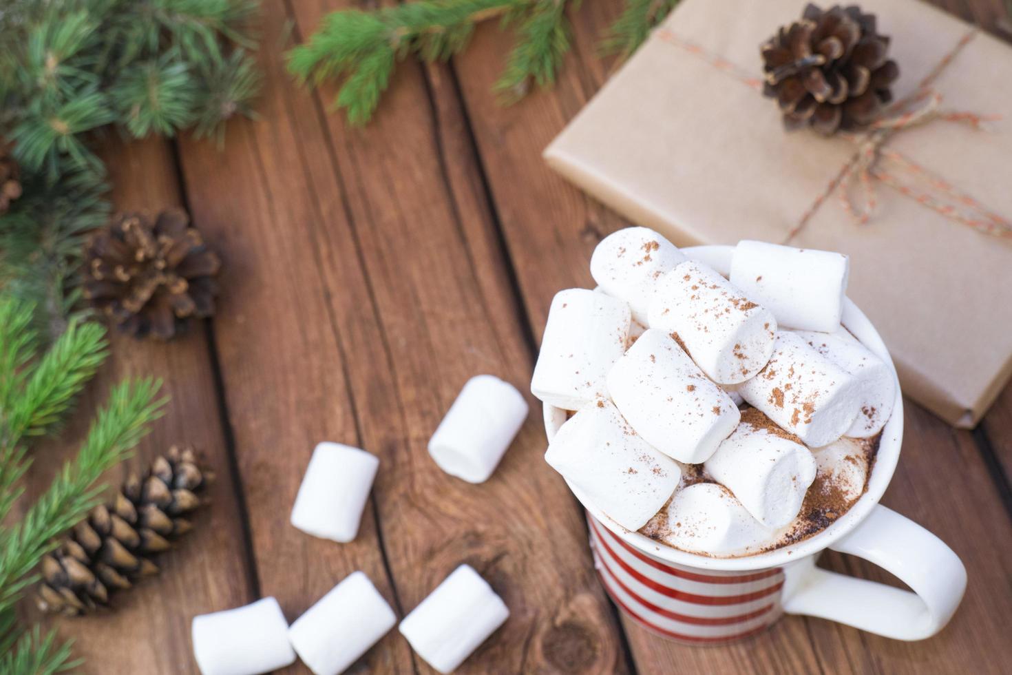 süßer heißer kakao mit marshmallows, winterweihnachtsgetränk auf holzhintergrund. foto