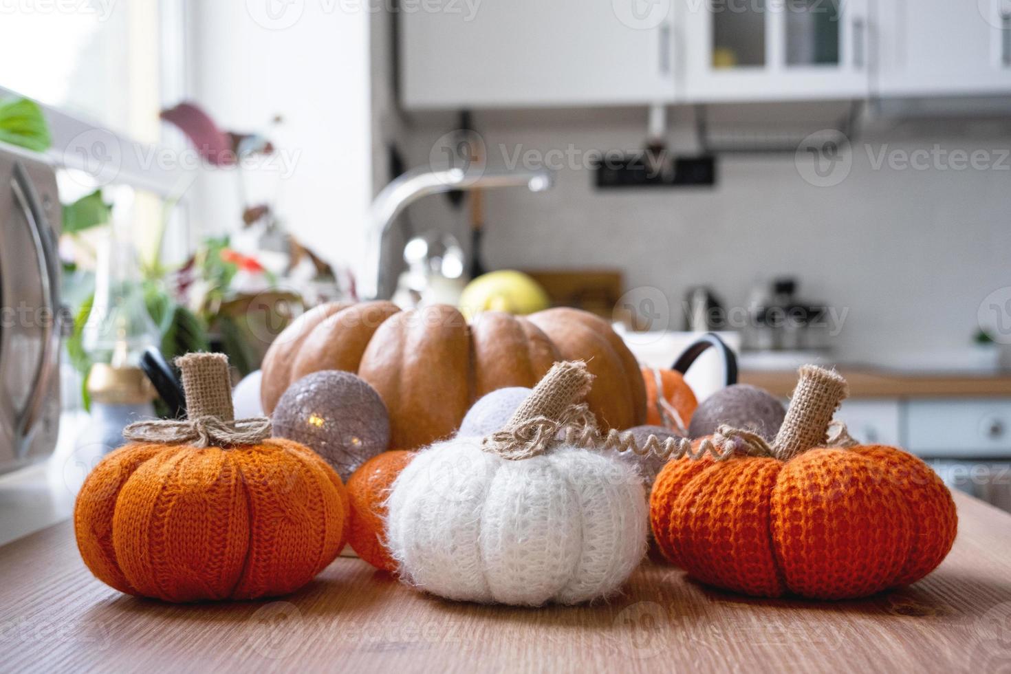 Das Innere der weißen Küche im Scandi-Stil ist zu Halloween mit Kürbissen geschmückt. Herbststimmung, Wohnkultur für den Urlaub foto
