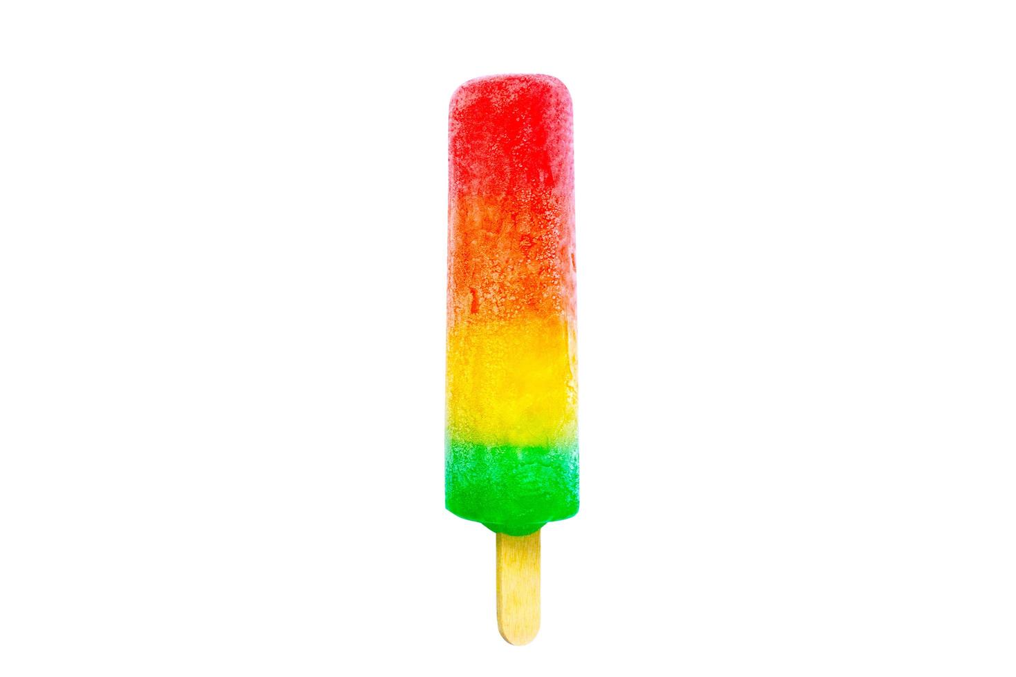 Bunte Pop-Stick-Eiscreme, die auf weißem Hintergrund isoliert ist. Die Datei enthält einen Beschneidungspfad. foto