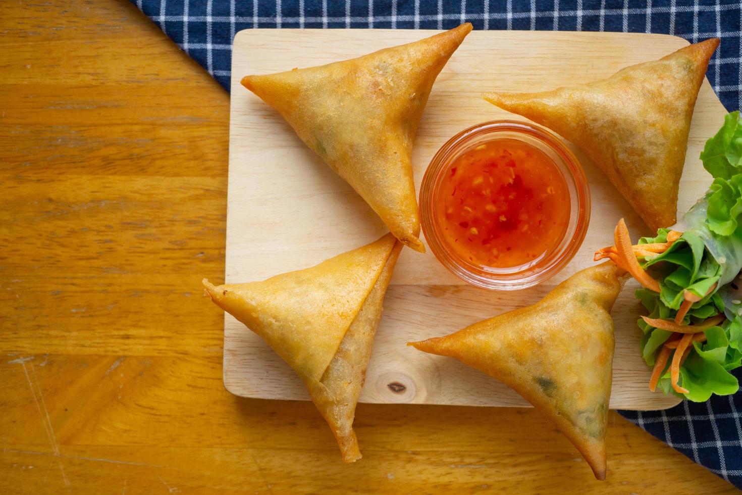 samosas auf holzbrett.draufsicht foto